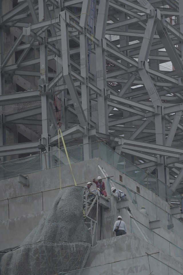 gwk-sculpture-installation-image-pt-siluet-nuarta