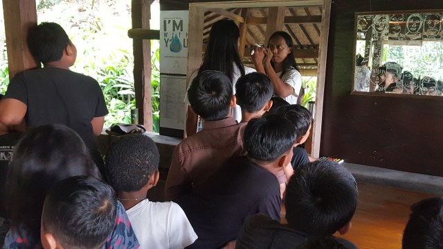 Kenyut during his presentation to children of "I Love Me - the Selfie Project" at Tepi Sawah Festival. Image Richard Horstman