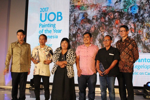 Citra Sasmita, third from the left, at the UOB Painting of the Year Award Ceremony