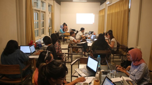 Puan Empu Seni, wikilatih 1.0 in collaboration with Wikimedia indonesia and Futuwonder, we held a workshop on how to make an entry to wikipedia, focusing on data entry of balinese female artists (1)