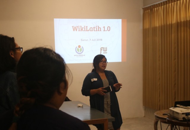 Puan Empu Seni, wikilatih 1.0 in collaboration with Wikimedia indonesia and Futuwonder, we held a workshop on how to make an entry to wikipedia, focusing on data entry of balinese female artists (2)