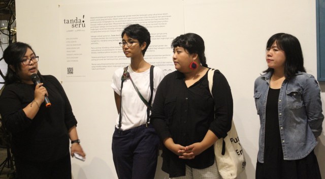 Ruth Onduko hosting the opening of Futuwonder's most recent exhibition "Tanda Seru" March 2019 at Uma Seminyak