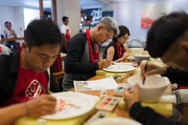 "Ayo ketemu!" participants during a creative workshop at Jenggala Ceramics Bali - Image courtesy of KETEMU PROJECT