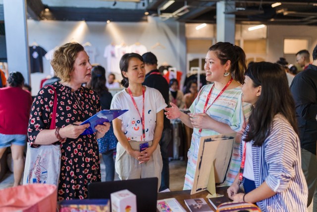 Ella Ritchie (Director &amp; Co-Founder, Intoart UK) and participants during "Pasar Ketemu" evaluation at Rumah Sanur - Image courtesy of KETEMU PROJECT